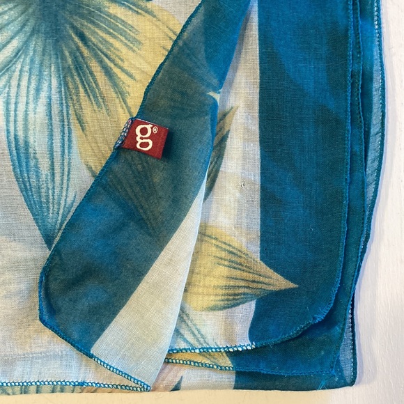 G Lightweight Floral Printed Scarf - Picture 2 of 6
